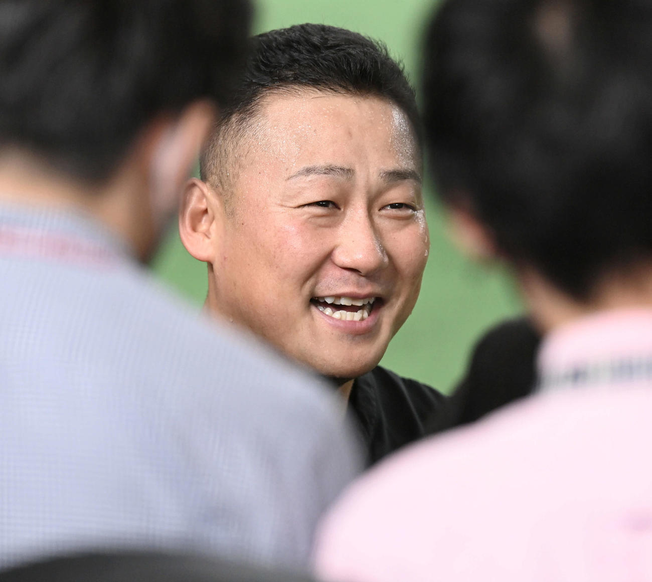 巨人対広島　1軍に合流し練習に参加した巨人中田は、記者の質問に笑顔で答える（撮影・たえ見朱実）