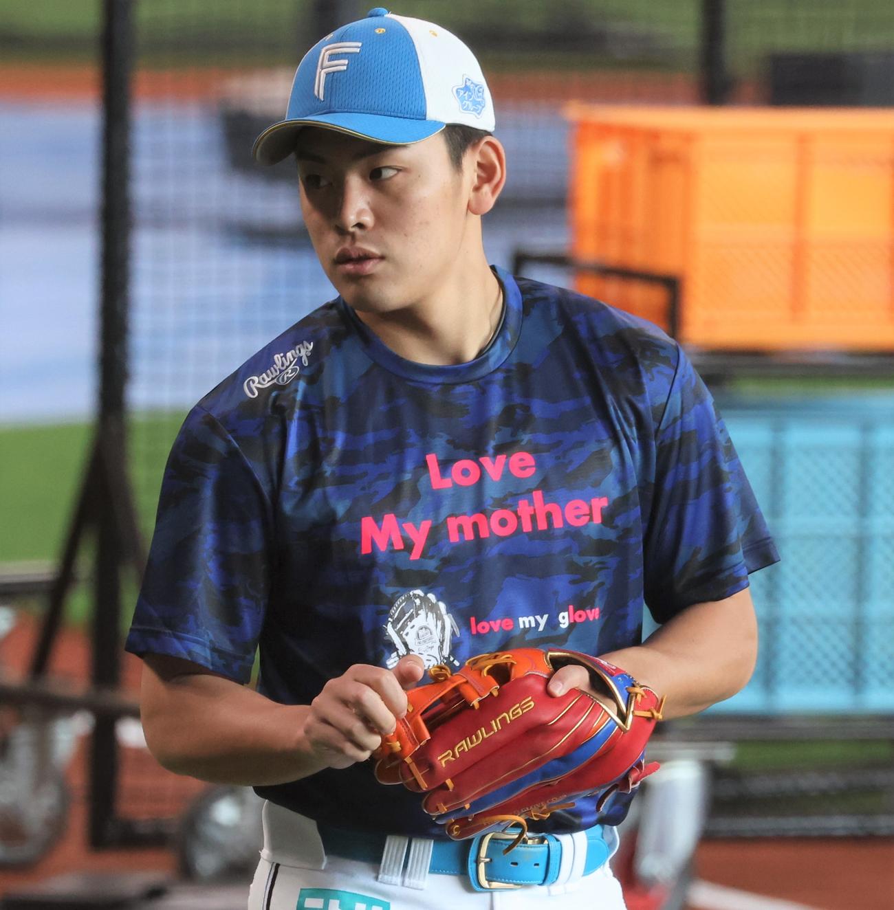 日本ハム対ロッテ　母の日にちなんだTシャツを着る野村（撮影・黒川智章）