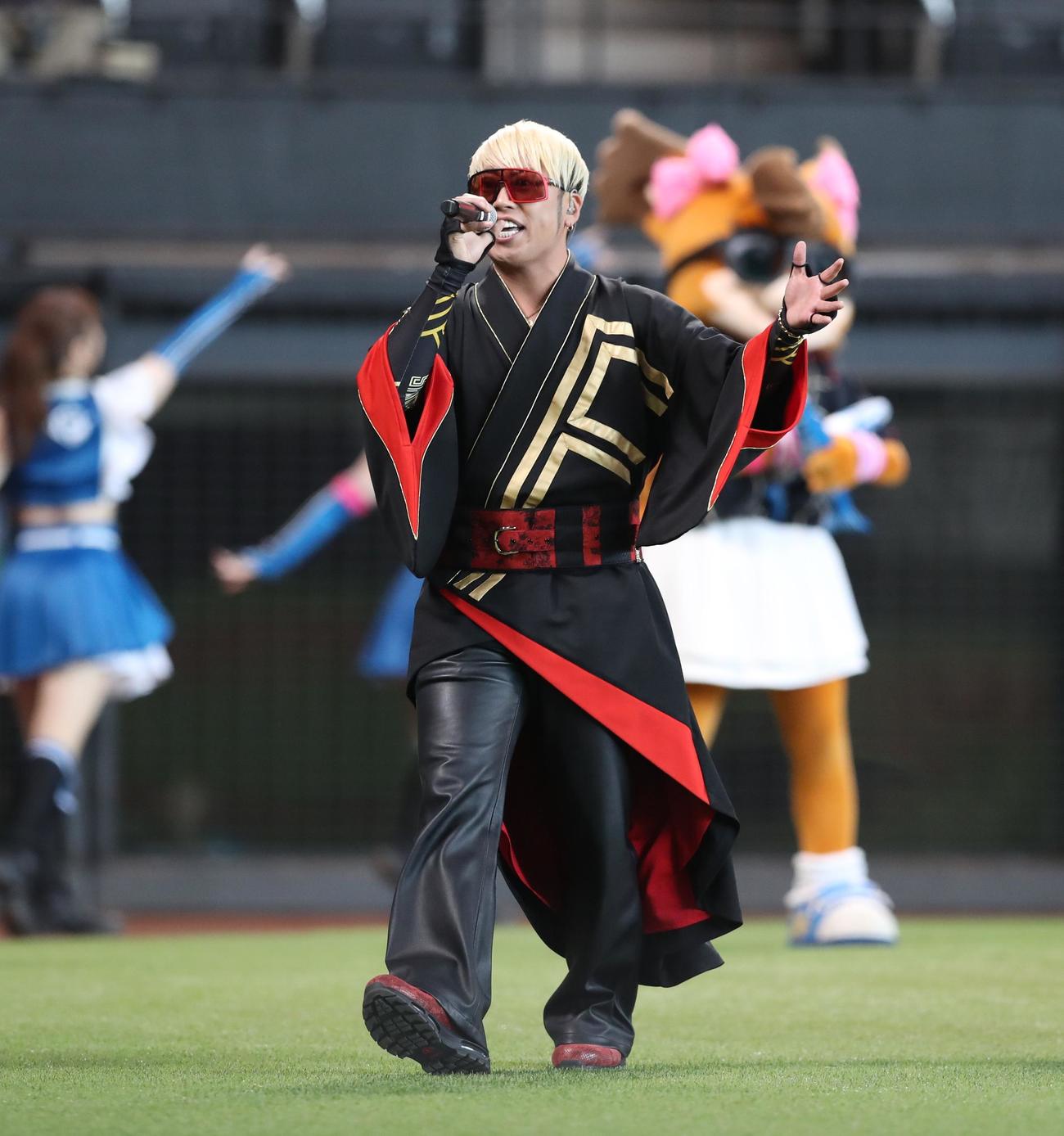 日本ハム対ロッテ　日本ハムの応援歌を歌うHARTY（撮影・黒川智章）