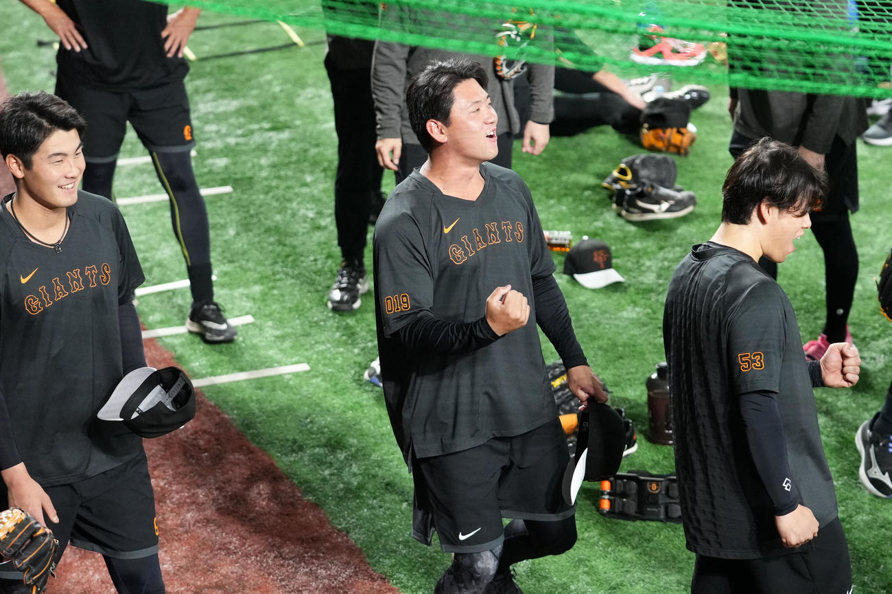 巨人対広島　練習前円陣の声掛けで気合のガッツポーズをする巨人平内（撮影・横山健太）