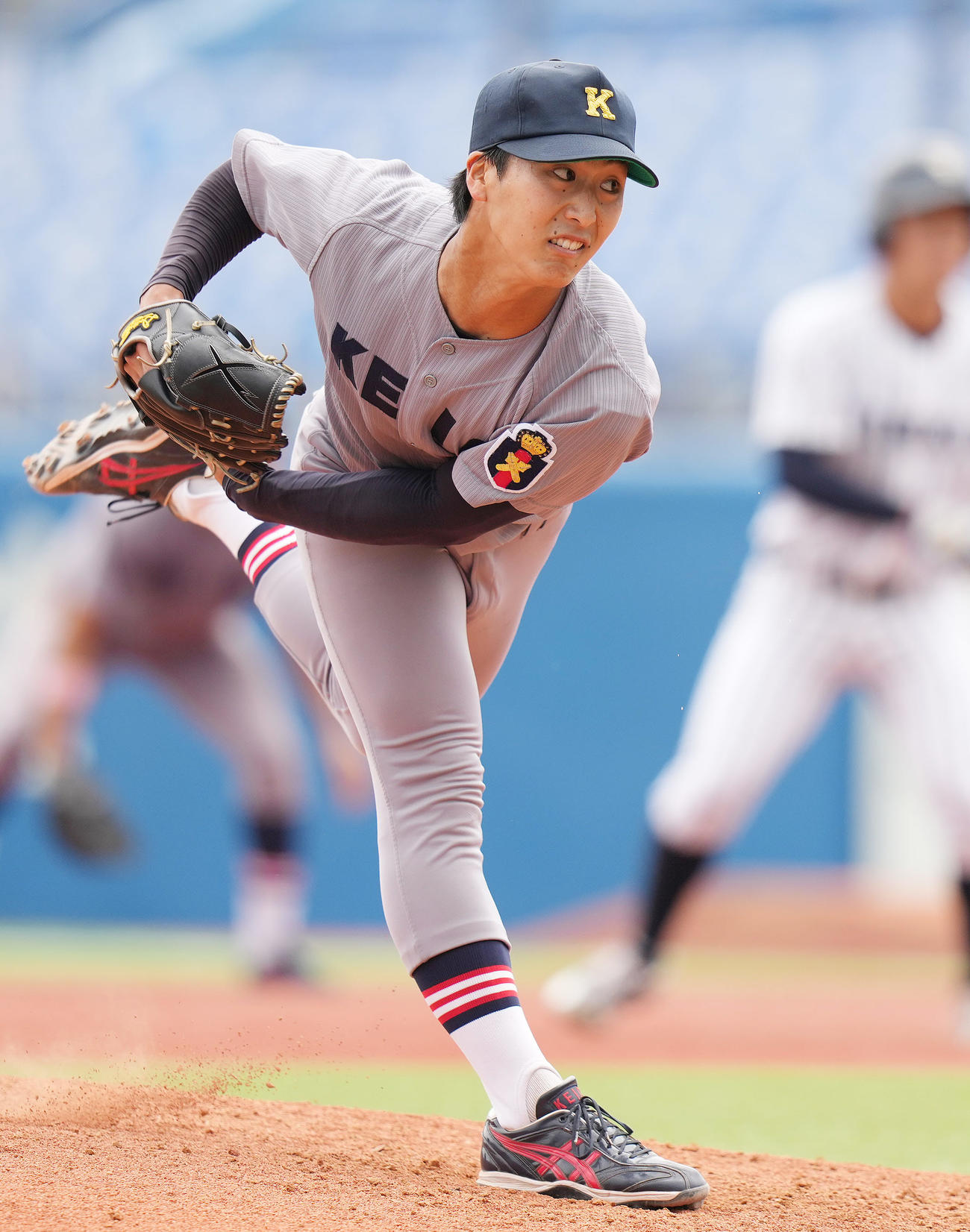 立大対慶大　5回表から2番手で登板した慶大・荒井駿（撮影・鈴木みどり）