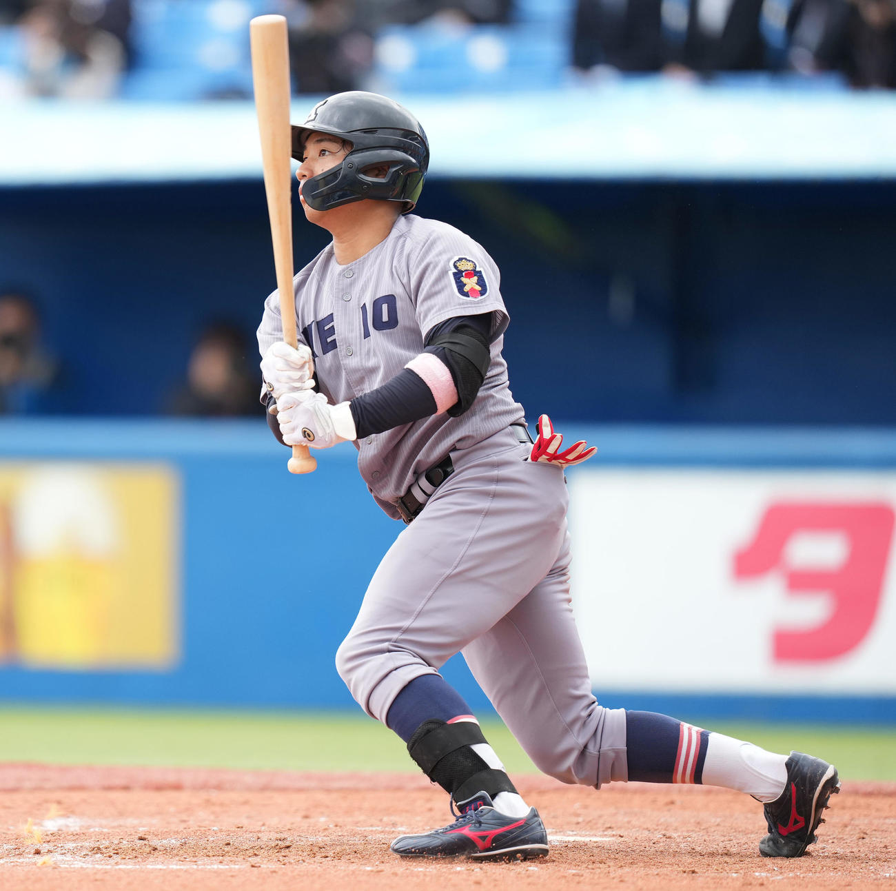 立大対慶大　4回裏慶大2死一、二塁、左2点適時二塁打を放つ栗林泰（撮影・鈴木みどり）