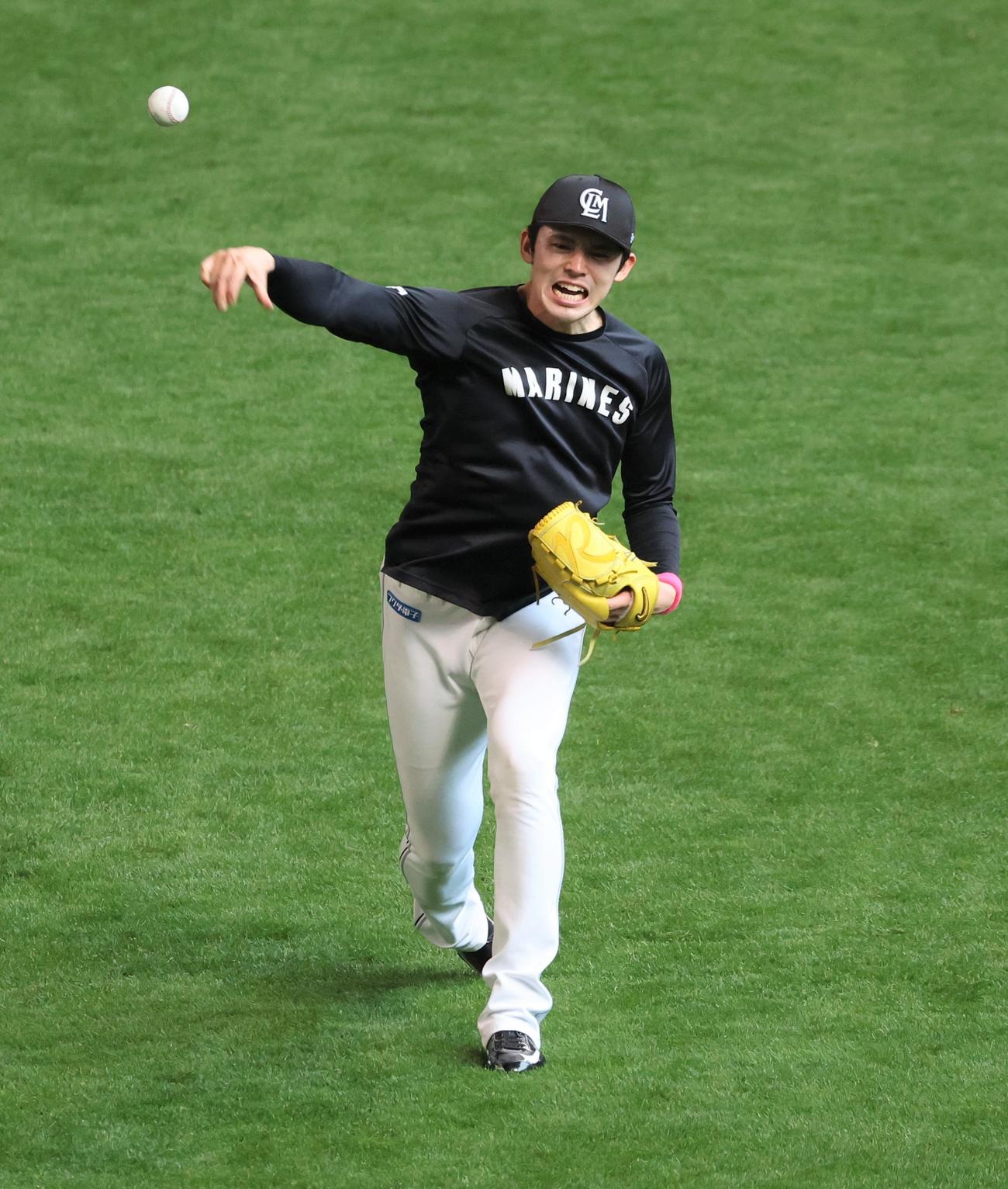 日本ハム対ロッテ　試合前練習でキャッチボールする佐々木朗（撮影・黒川智章）