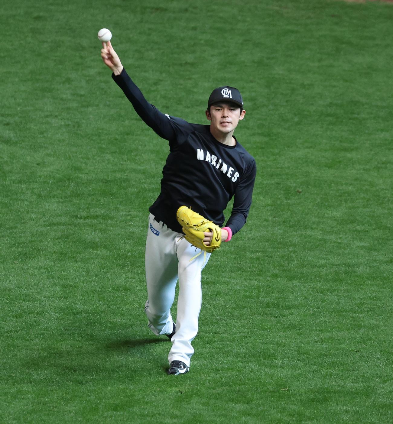 日本ハム対ロッテ　試合前練習でキャッチボールする佐々木朗（撮影・黒川智章）