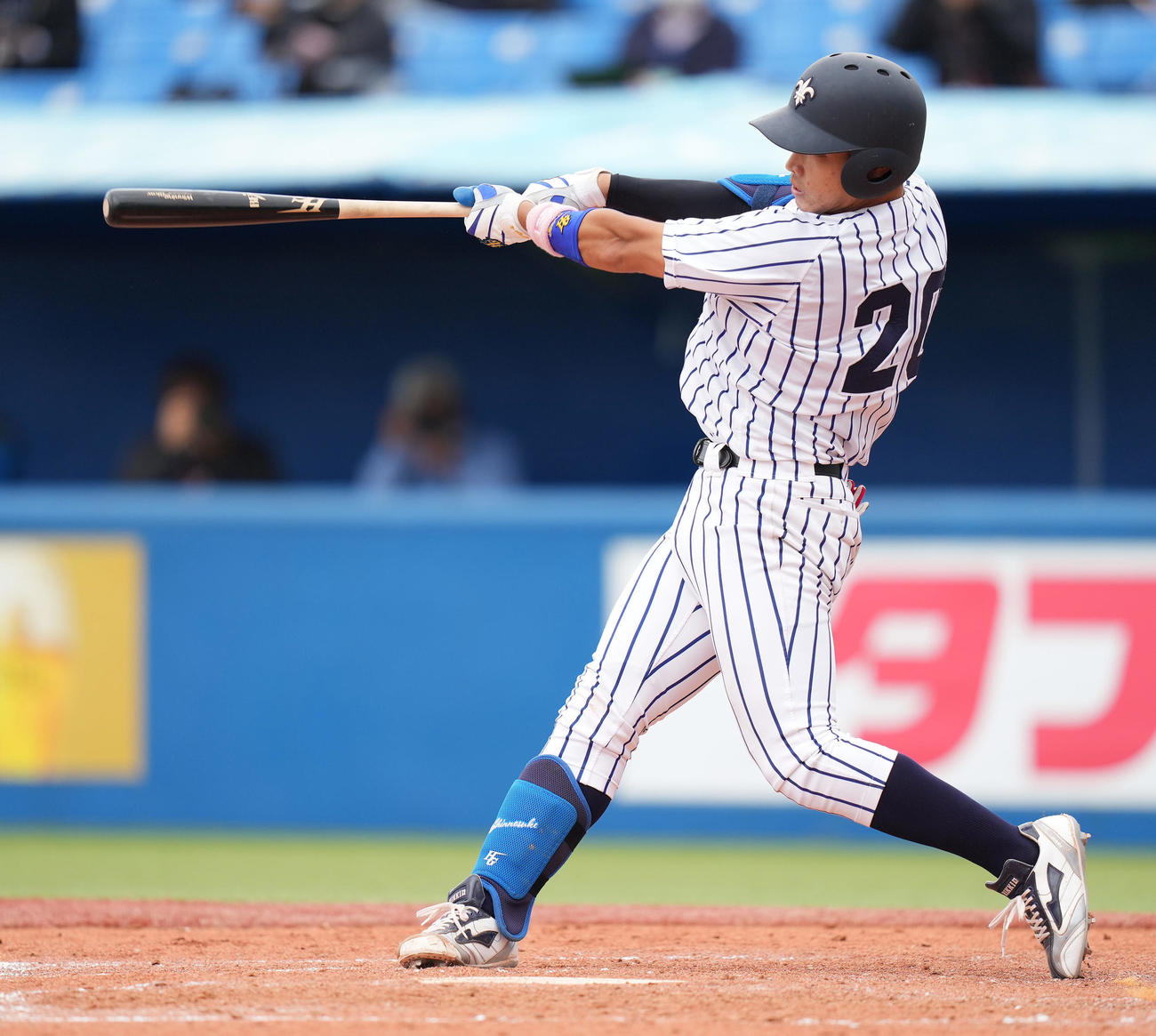 立大対慶大　3回表立大1死三塁、右越え2点本塁打を放つ菅谷（撮影・鈴木みどり）