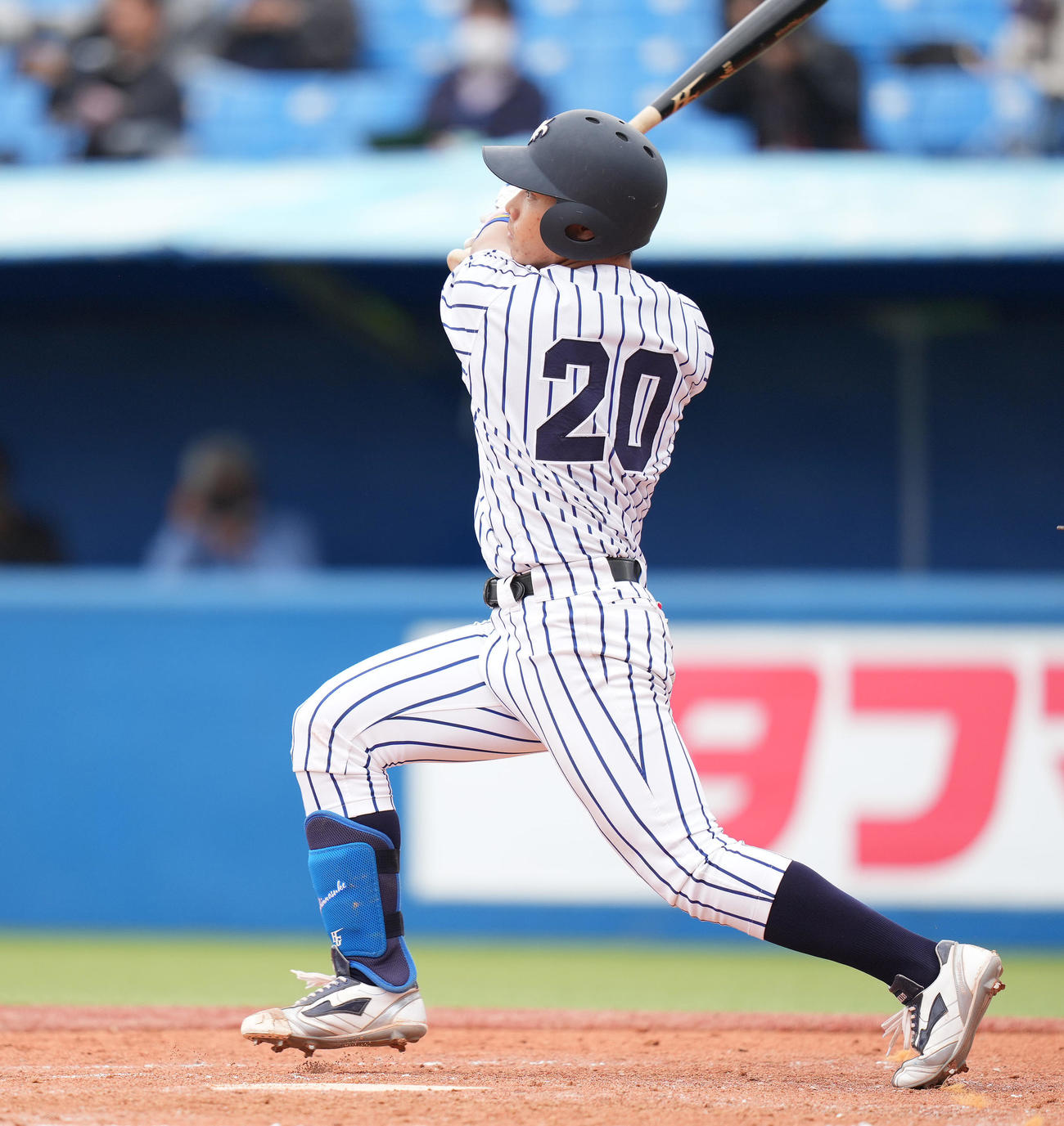 立大対慶大　3回表立大1死三塁、右越え2点本塁打を放つ菅谷（撮影・鈴木みどり）