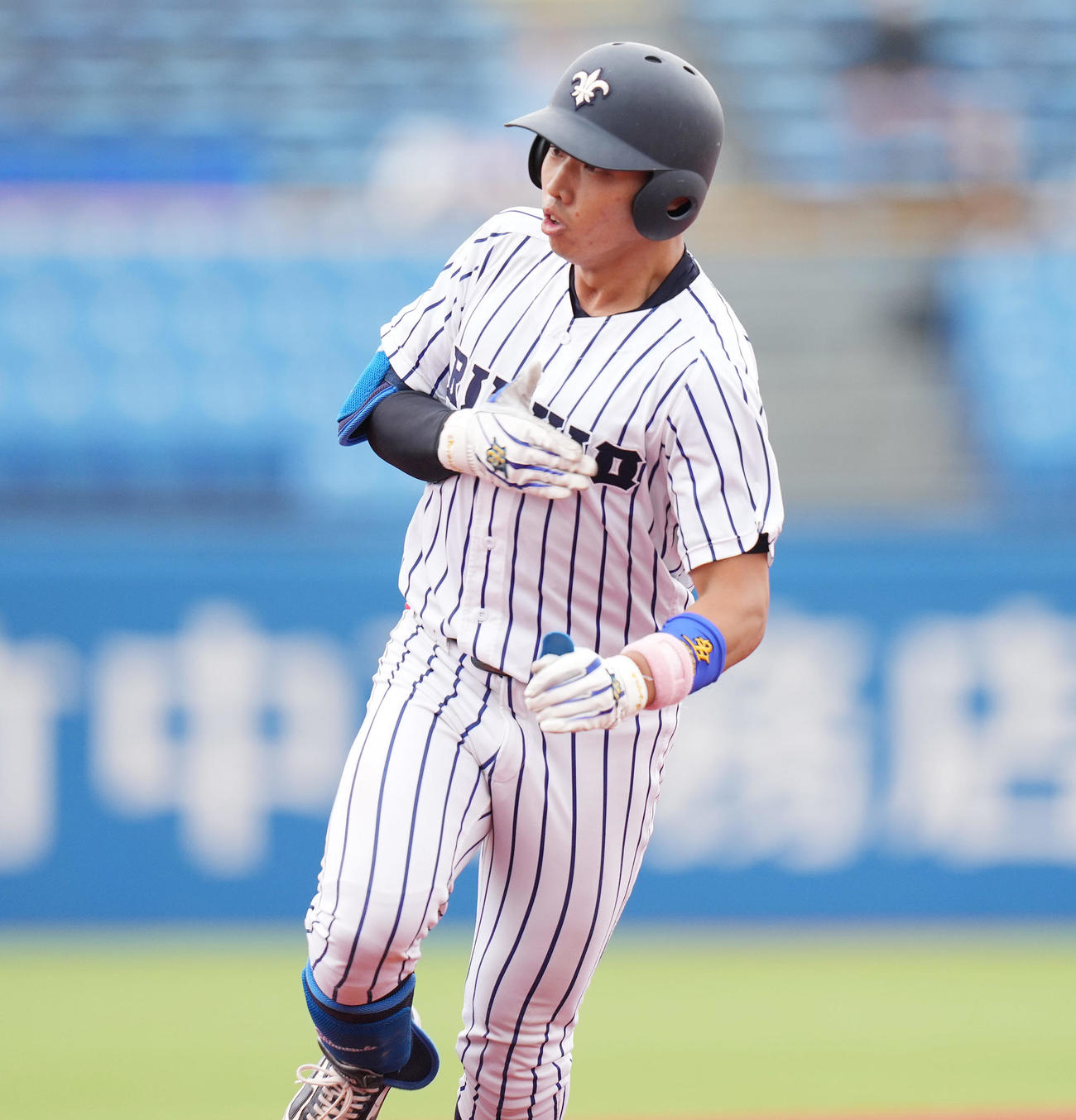 立大対慶大　3回表立大1死三塁、右越え2点本塁打を放った菅谷はダイヤモンドをまわる（撮影・鈴木みどり）