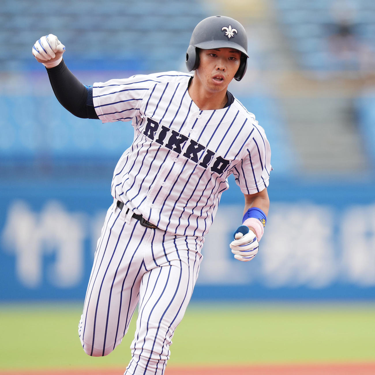立大対慶大　3回表立大1死三塁、右越え2点本塁打を放った菅谷はガッツポーズ（撮影・鈴木みどり）