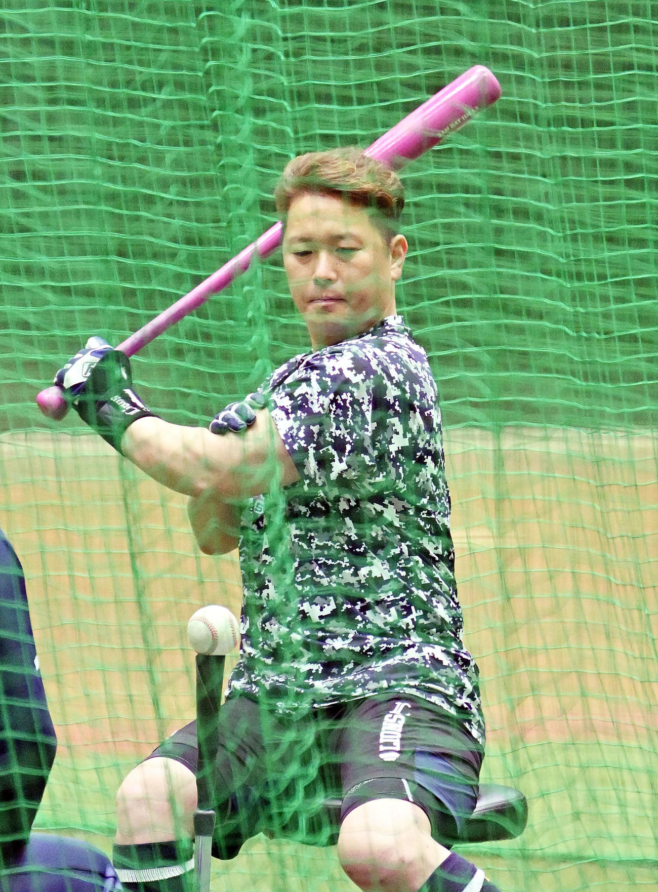 母の日にちなみピンク色のバットで調整に励む西武岡田（撮影・滝沢徹郎）