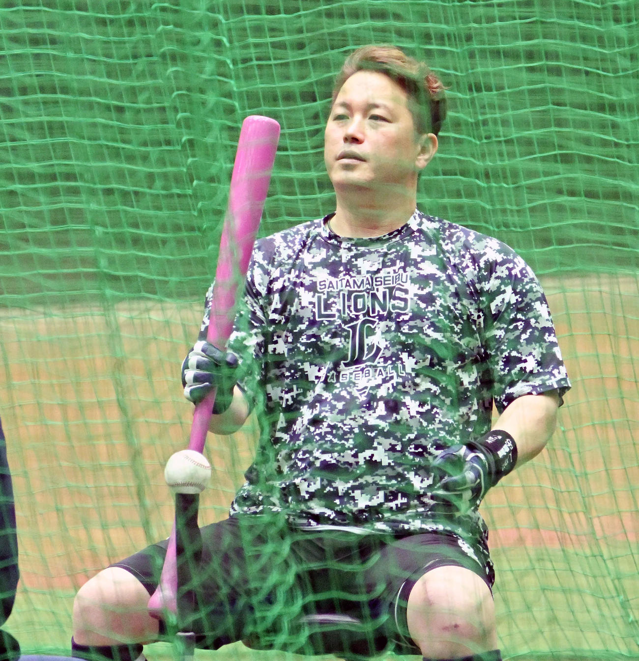 母の日にちなみピンク色のバットで調整に励む西武岡田（撮影・滝沢徹郎）