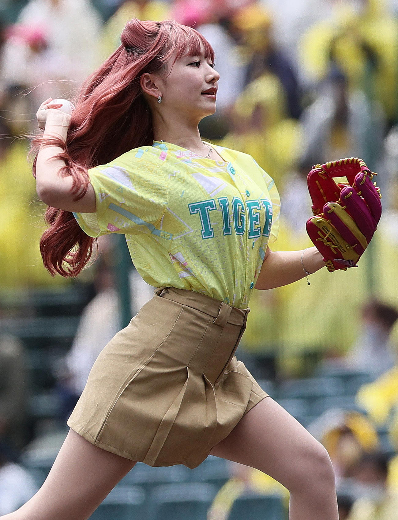 阪神対DeNA　試合前、ファーストピッチセレモニーに臨むモデルの重川茉弥（撮影・上山淳一）