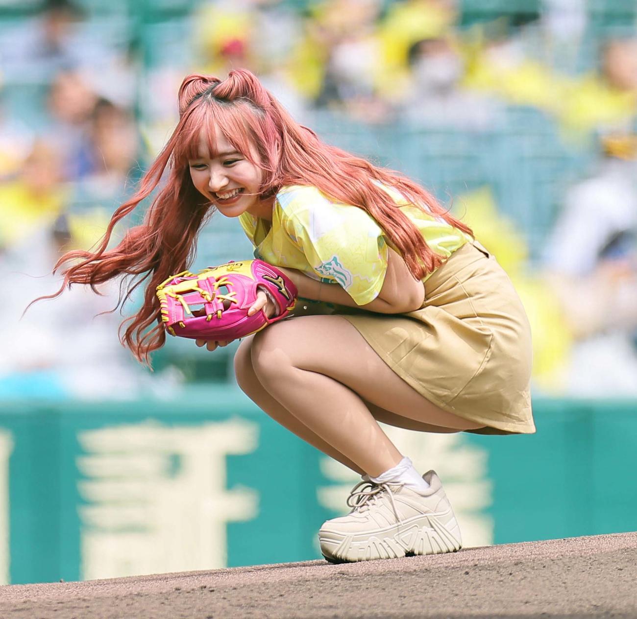 阪神対DeNA　ファーストピッチセレモニーで投球し笑顔を見せる重川茉弥（撮影・上田博志）
