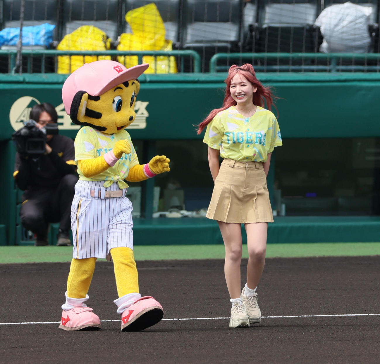 阪神対DeNA　ファーストピッチセレモニーを行った重川茉弥（撮影・加藤哉）