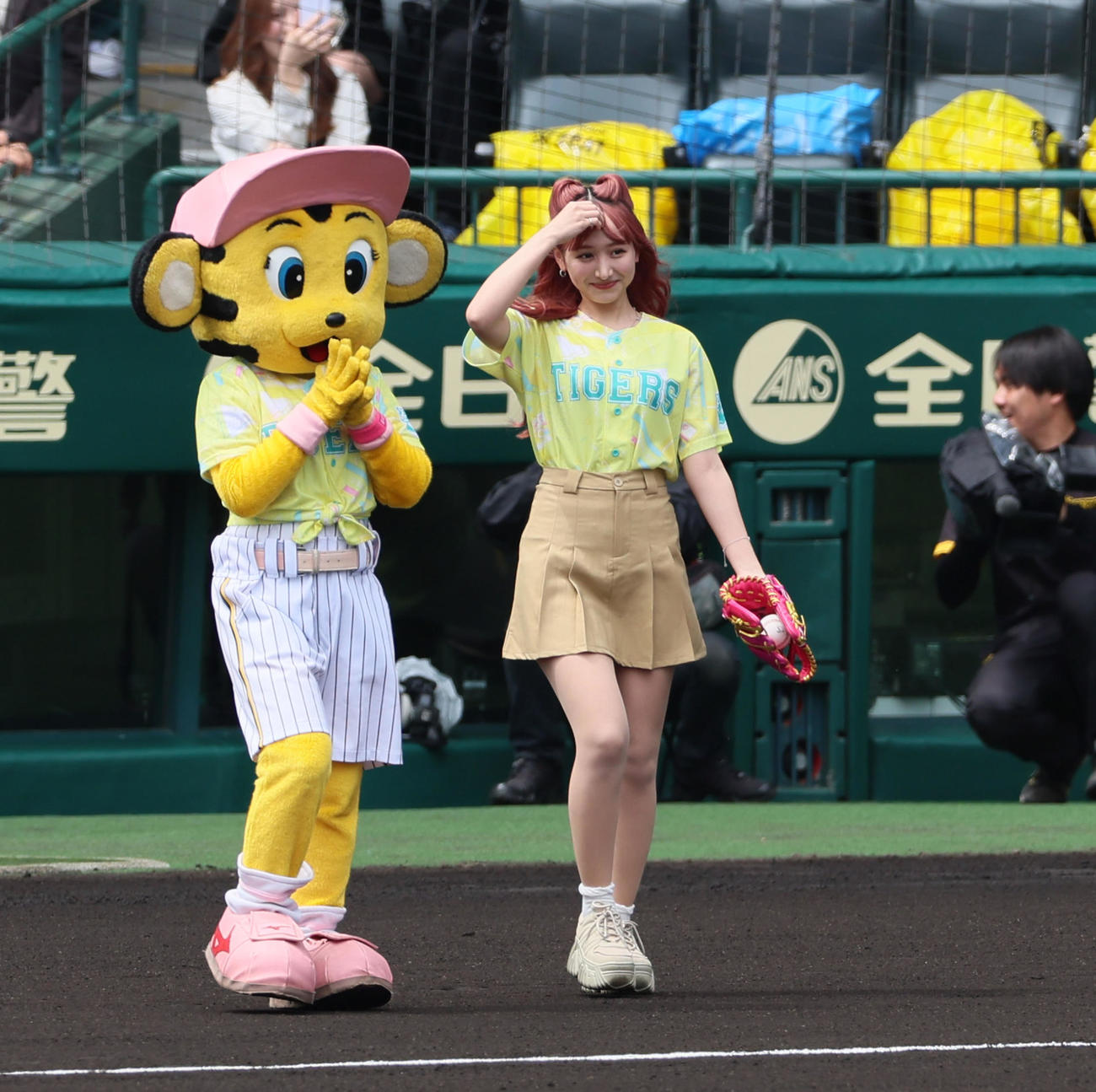 阪神対DeNA　ファーストピッチセレモニーを行った重川茉弥（撮影・加藤哉）