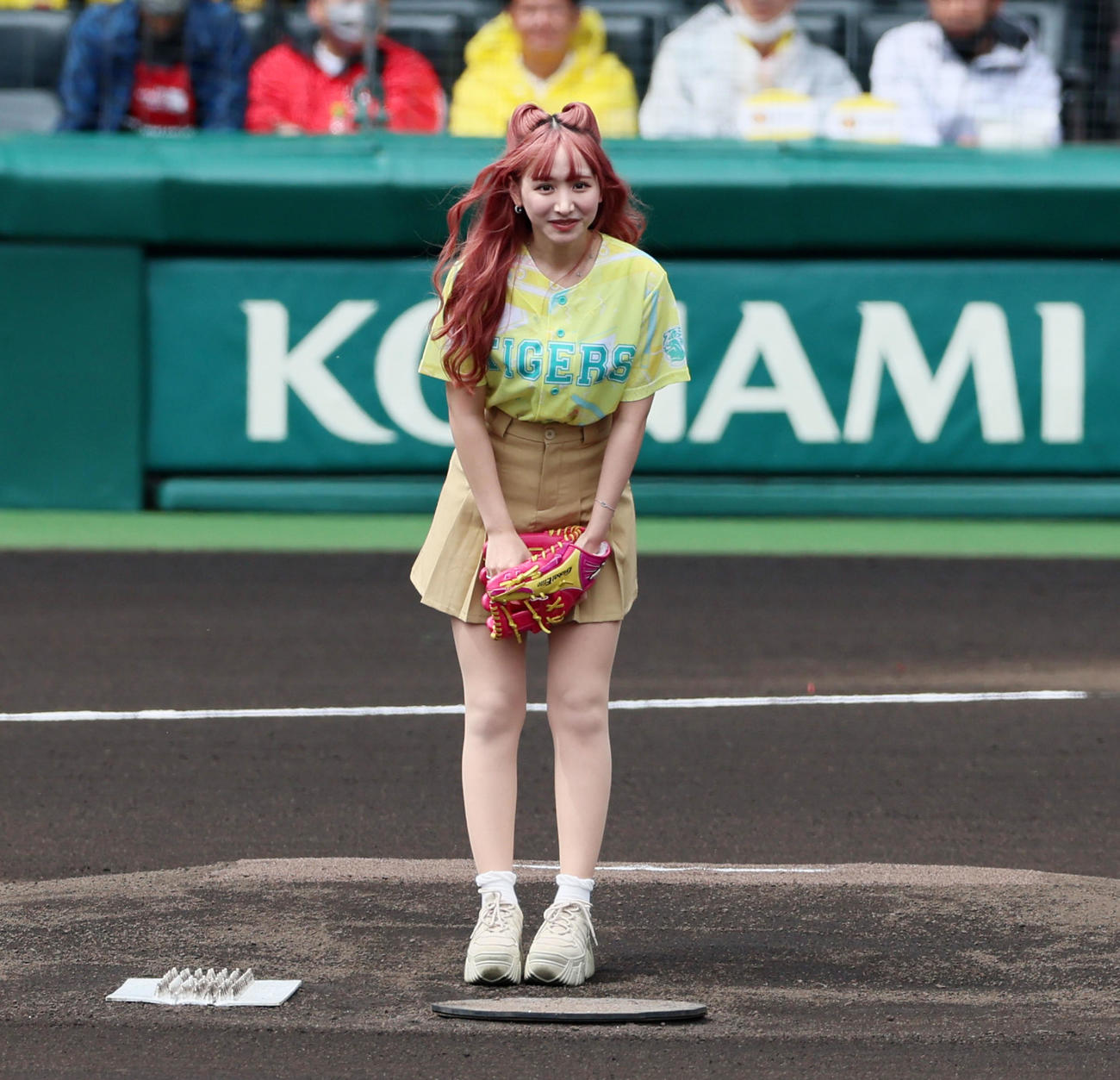阪神対DeNA　ファーストピッチセレモニーを行った重川茉弥（撮影・加藤哉）