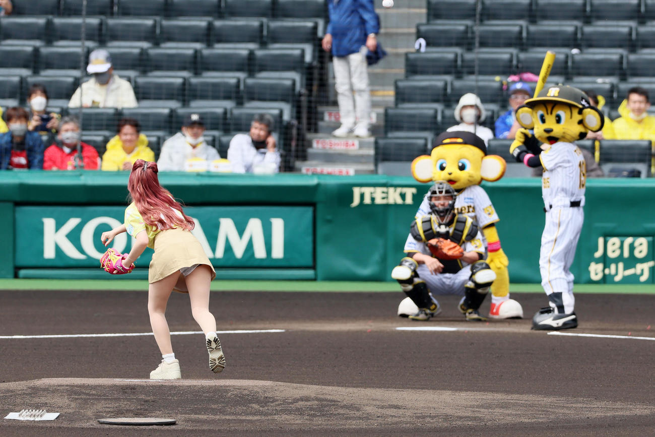 阪神対DeNA　ファーストピッチセレモニーを行った重川茉弥（撮影・加藤哉）