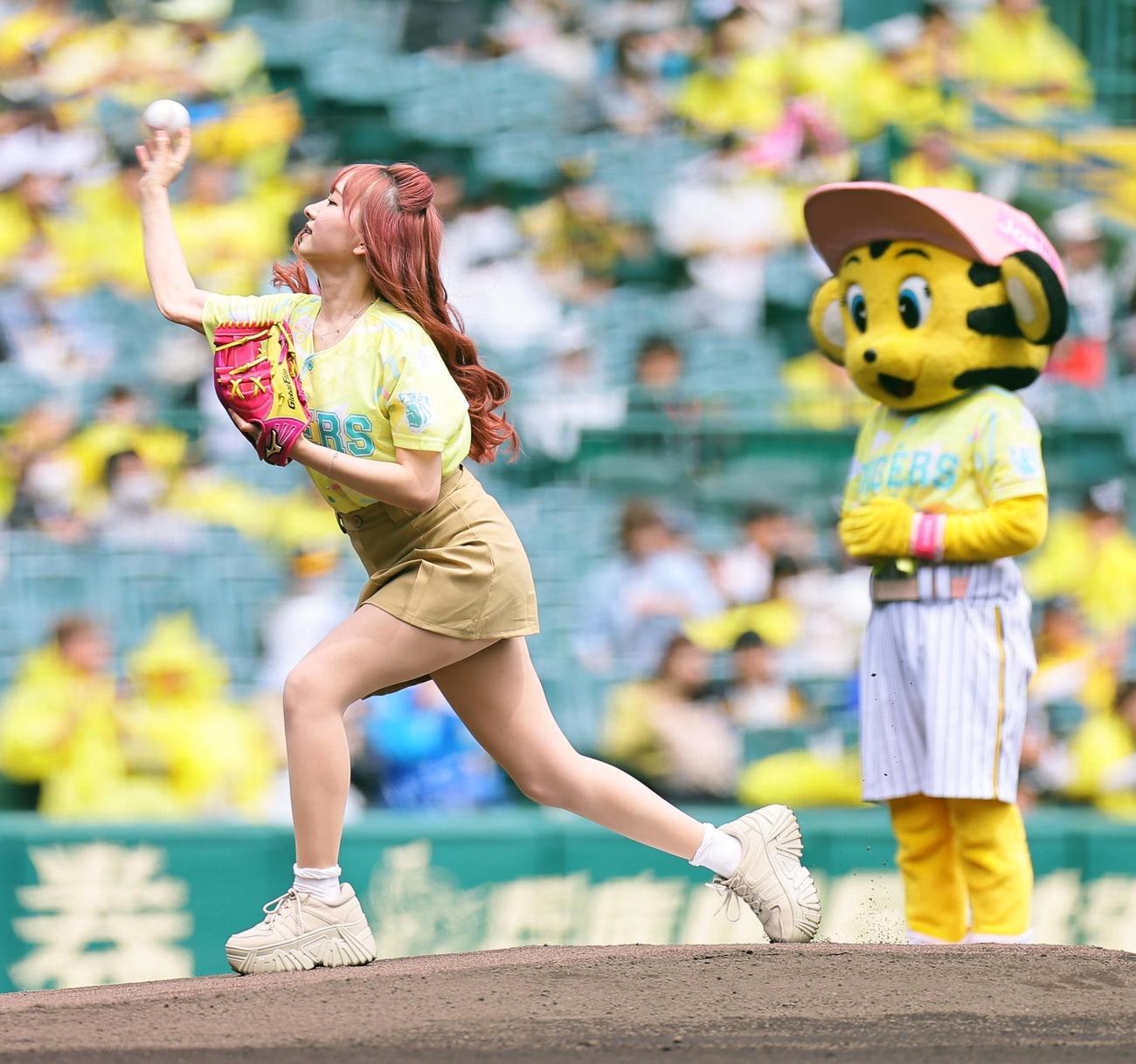 阪神対DeNA　ファーストピッチセレモニーで投球する重川茉弥（撮影・上田博志）