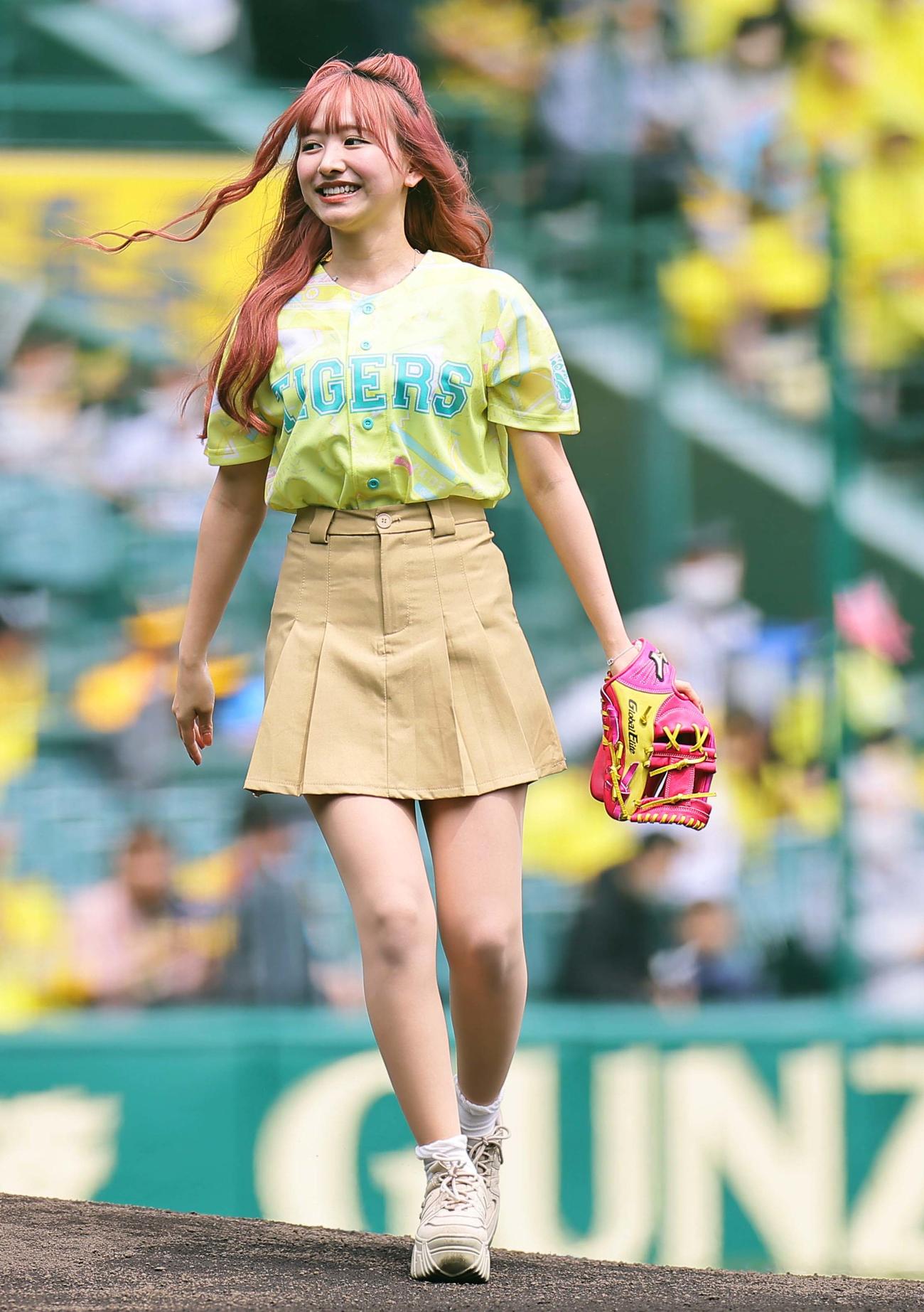 阪神対DeNA　ファーストピッチセレモニーで投球し笑顔を見せる重川茉弥（撮影・上田博志）
