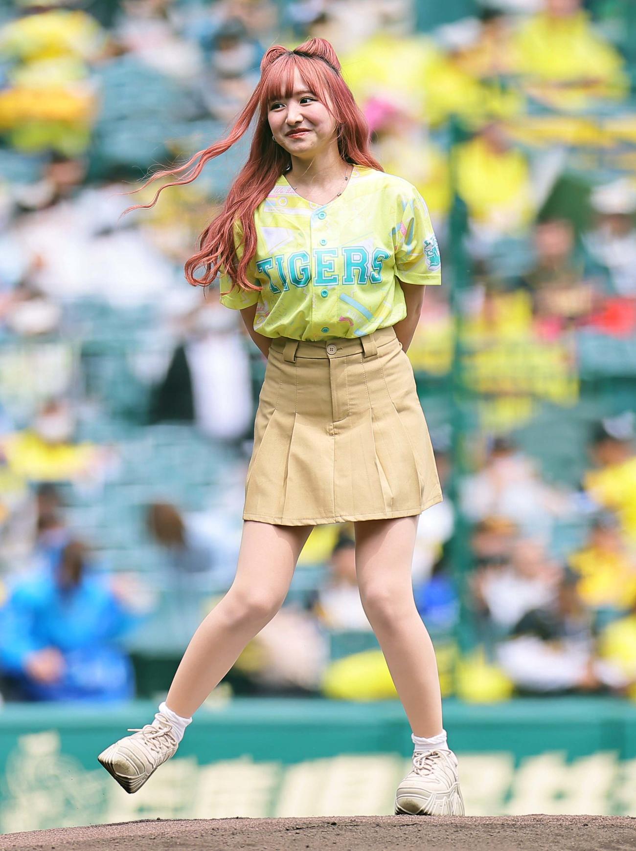 阪神対DeNA　ファーストピッチセレモニーで投球し笑顔を見せる重川茉弥（撮影・上田博志）