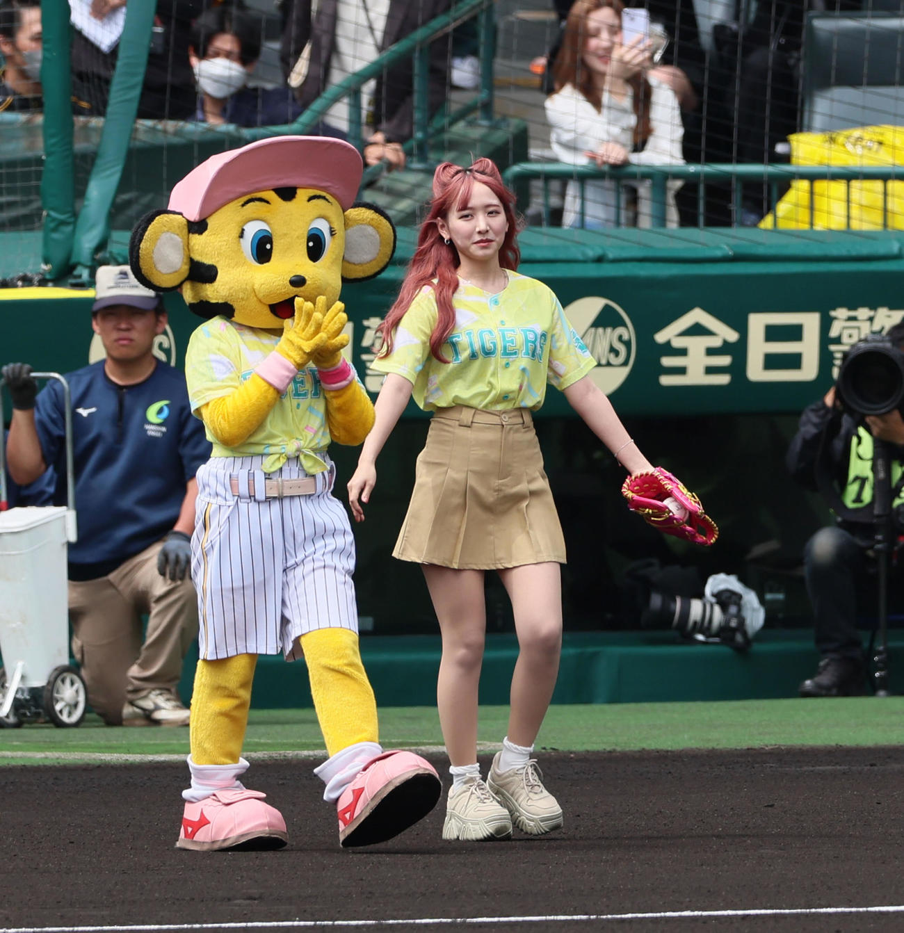 阪神対DeNA　ファーストピッチセレモニーを行った重川茉弥（撮影・加藤哉）
