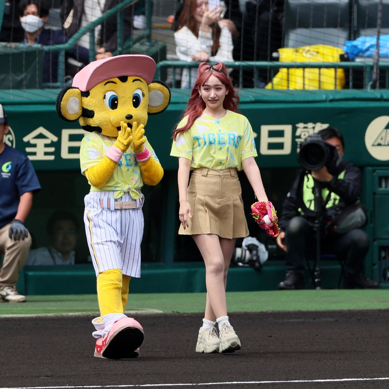 阪神対DeNA　ファーストピッチセレモニーを行った重川茉弥（撮影・加藤哉）