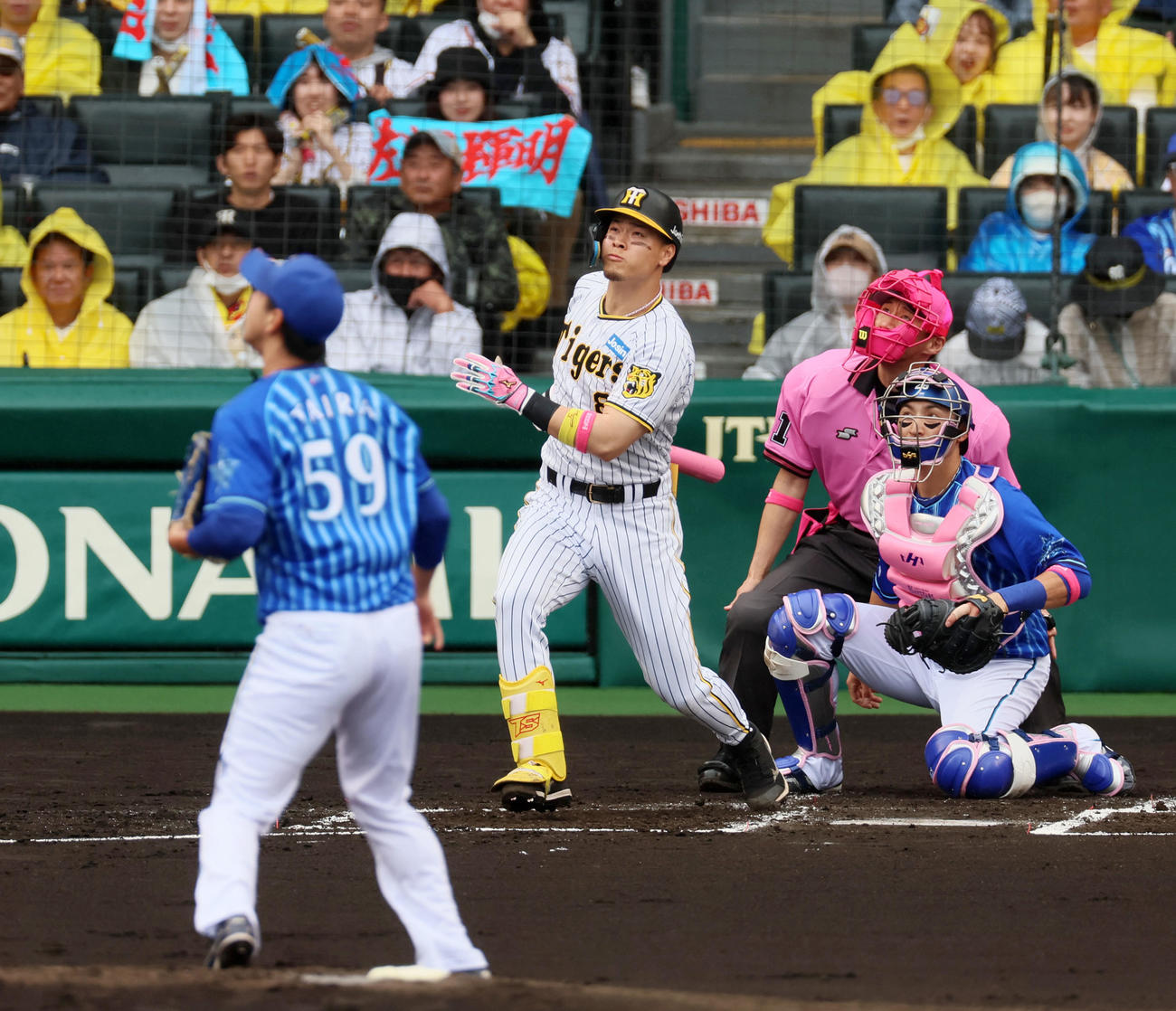 阪神対DeNA 1回裏阪神2死一、二塁、佐藤輝は右越え3点本塁打を放つ。投手は平良（撮影・加藤哉）