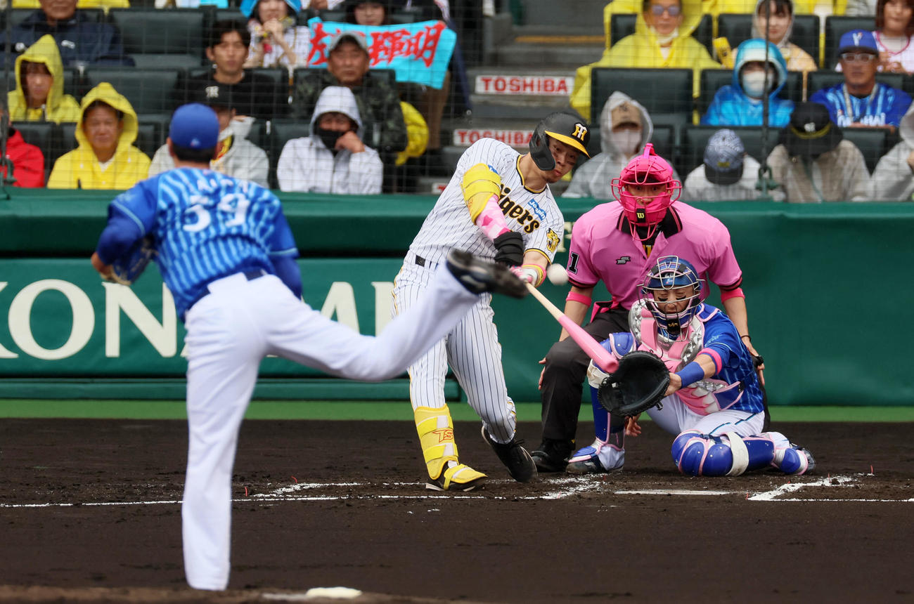 阪神対DeNA 1回裏阪神2死一、二塁、佐藤輝は右越え3点本塁打を放つ。投手は平良（撮影・加藤哉）