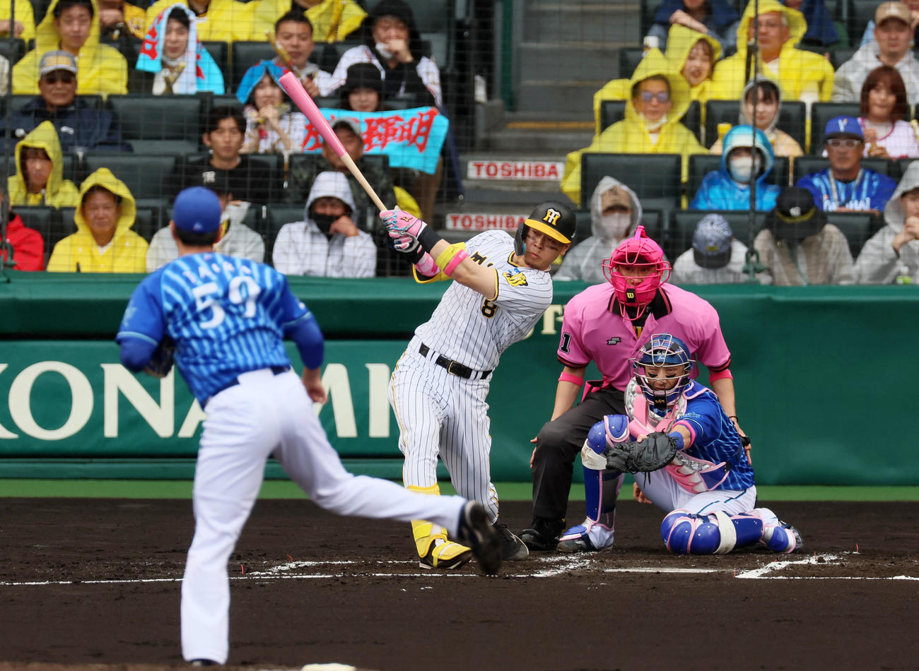 阪神対DeNA 1回裏阪神2死一、二塁、佐藤輝は右越え3点本塁打を放つ。投手は平良（撮影・加藤哉）