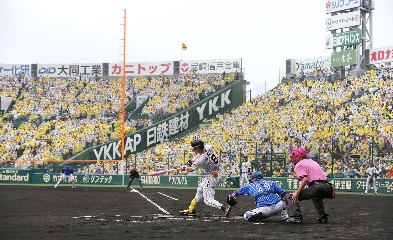 阪神対DeNA 1回裏阪神2死一、二塁、佐藤輝は先制の右越え3点本塁打を放つ（撮影・上山淳一）