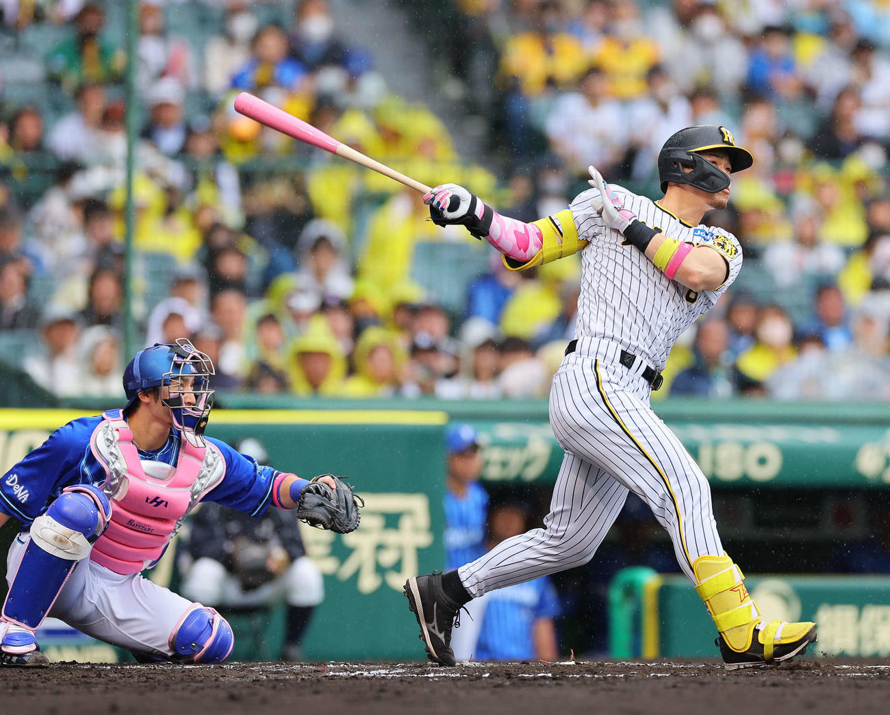 阪神対DeNA 1回裏阪神2死一、二塁、佐藤輝は左越え先制3点本塁打を放つ（撮影・上田博志）
