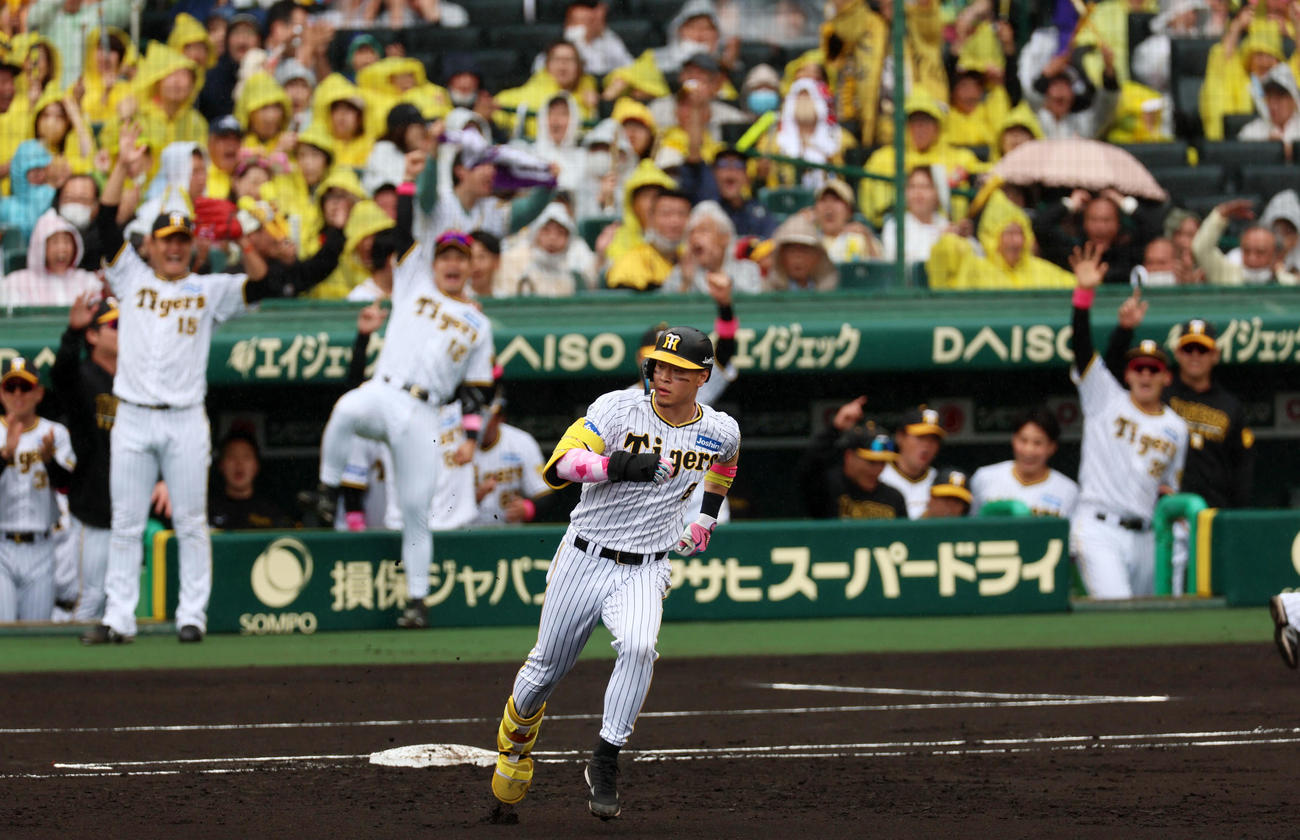 阪神対DeNA 1回裏阪神2死一、二塁、佐藤輝は右越え3点本塁打を放つ（撮影・加藤哉）