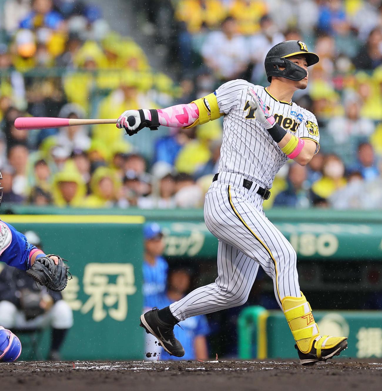 阪神対DeNA 1回裏阪神2死一、二塁、佐藤輝は左越え先制3点本塁打を放つ（撮影・上田博志）