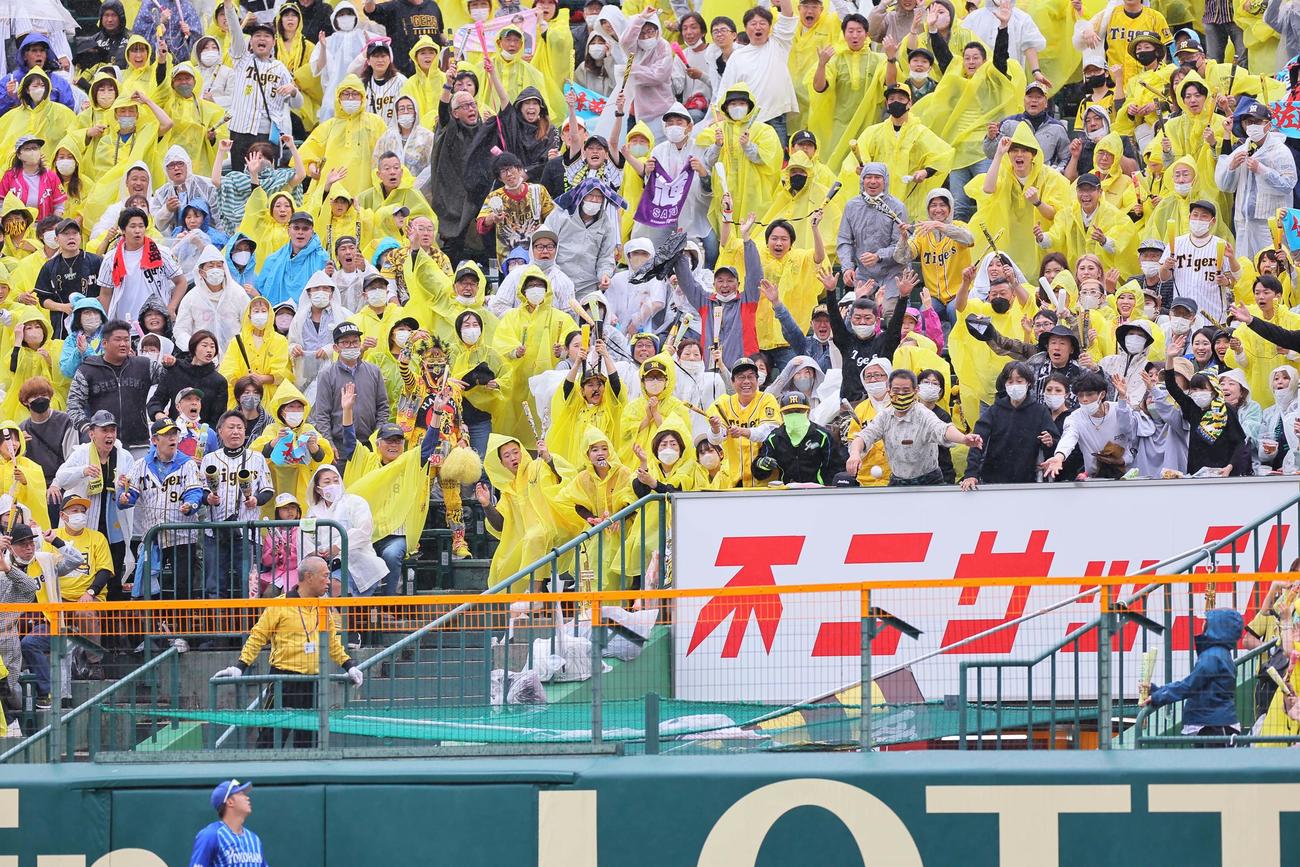 阪神対DeNA 1回裏阪神2死一、二塁、佐藤輝の左越え先制3点本塁打の着弾点（撮影・上田博志）