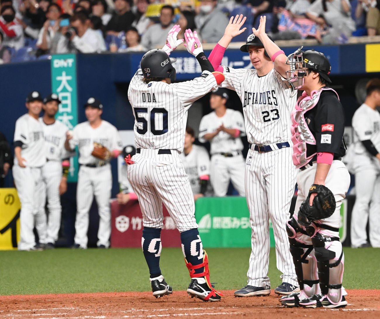 オリックス対ソフトバンク　4回裏オリックス2死二塁、左越え2点本塁打を放った小田はシュウィンデルとタッチ（撮影・和賀正仁）