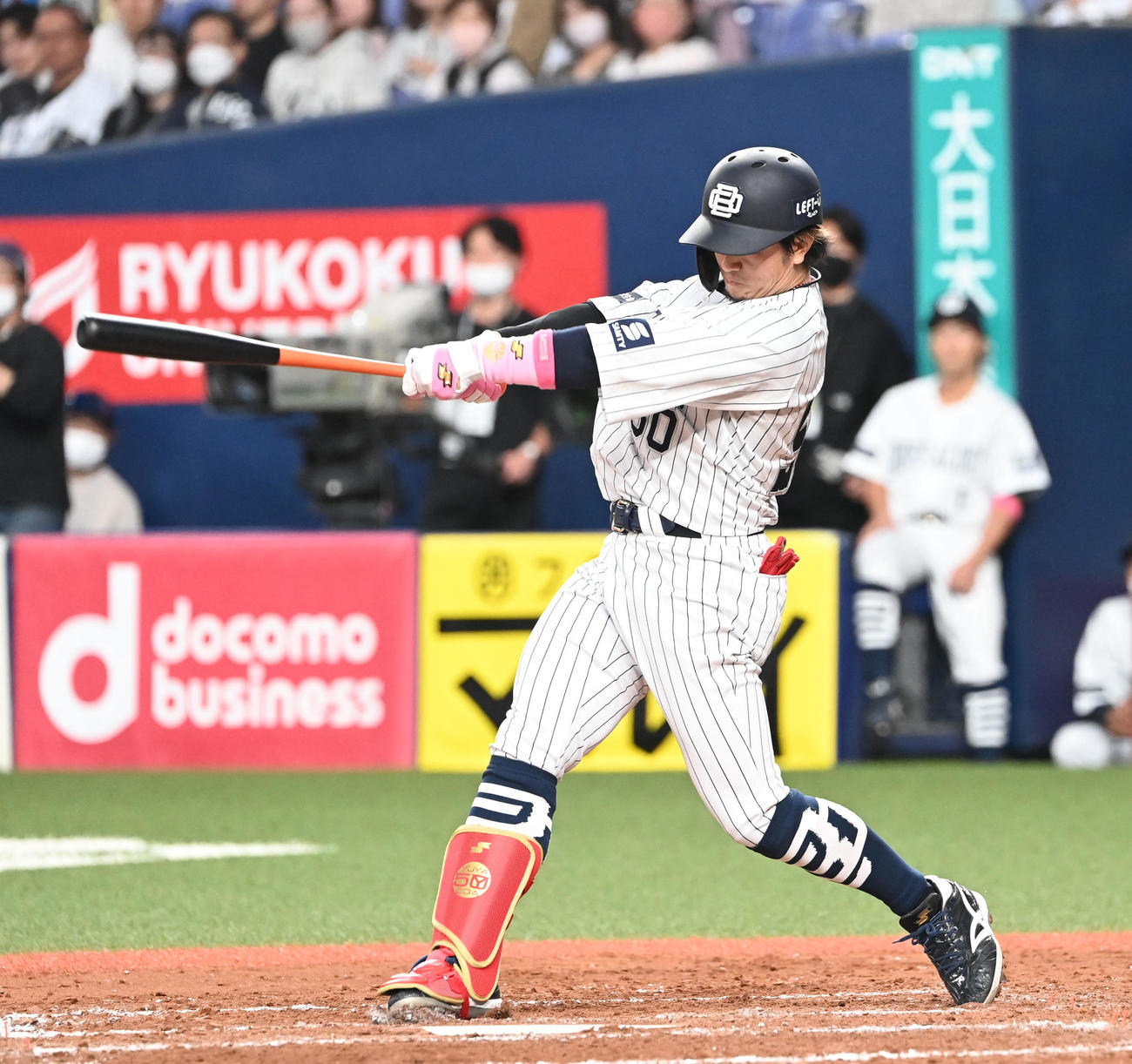 オリックス対ソフトバンク　4回裏オリックス2死二塁、左越え2点本塁打を放つ小田（撮影・和賀正仁）