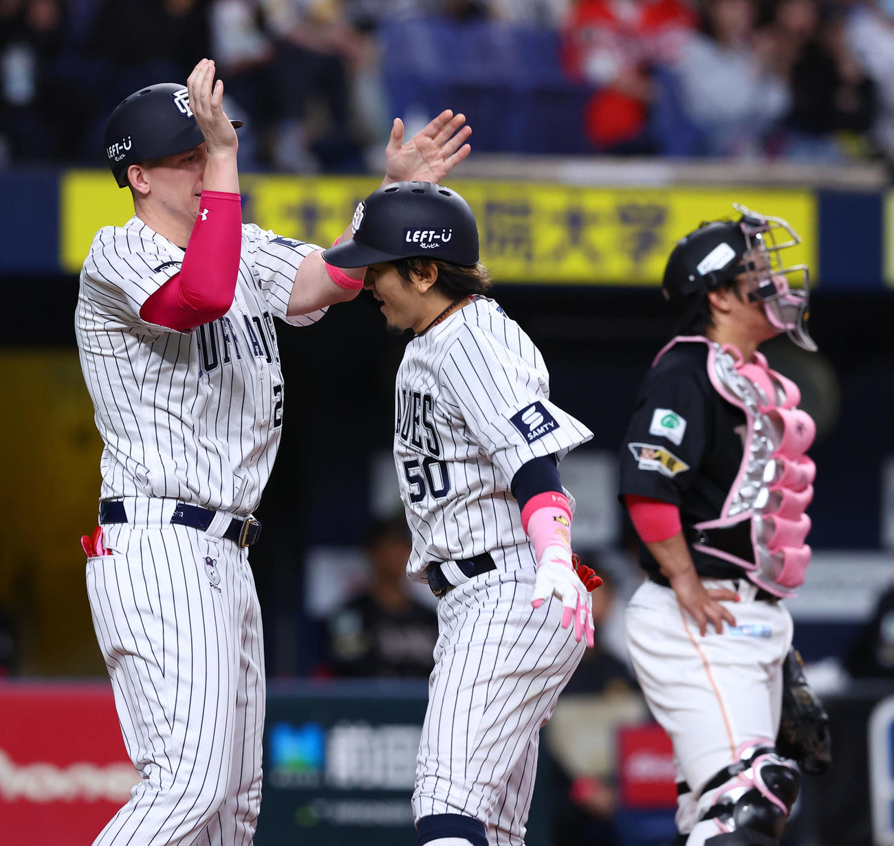 オリックス対ソフトバンク　4回裏オリックス2死二塁、左越えに先制2ランを放ちシュウィンデル（左）に迎えられる小田（右）（撮影・藤尾明華）