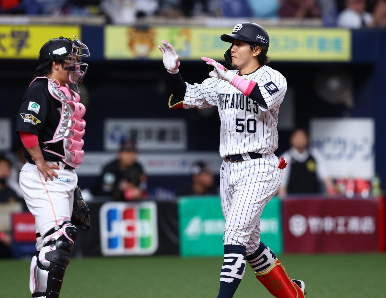オリックス対ソフトバンク　4回裏オリックス2死二塁、左越えに先制2ランを放ち生還する小田（右）（撮影・藤尾明華）