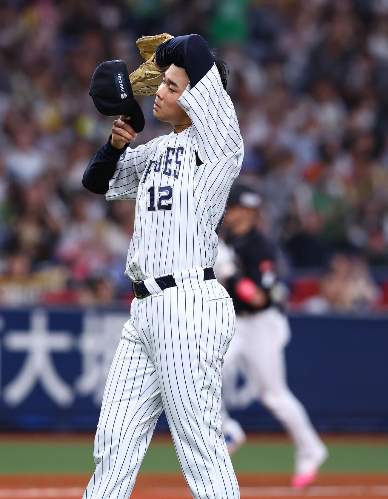 オリックス対ソフトバンク　5回表ソフトバンク1死、周東（右奥）に右越え本塁打を浴びるオリックス山下（撮影・藤尾明華）