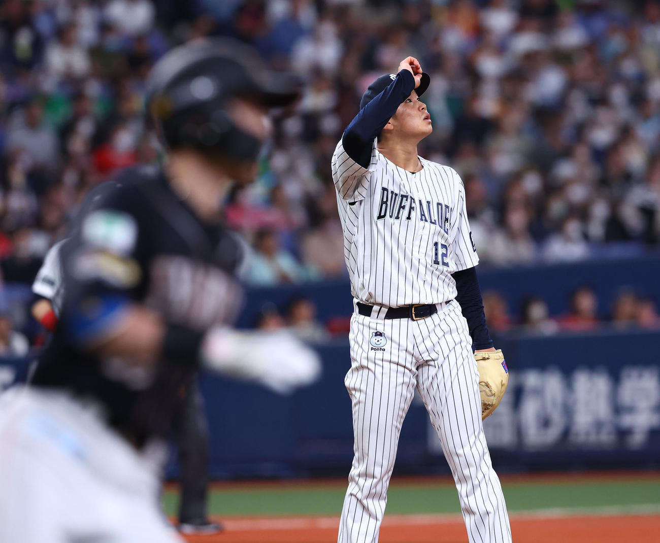 オリックス対ソフトバンク　5回表ソフトバンク1死、周東（左）に右越え本塁打を浴びるオリックス山下（撮影・藤尾明華）