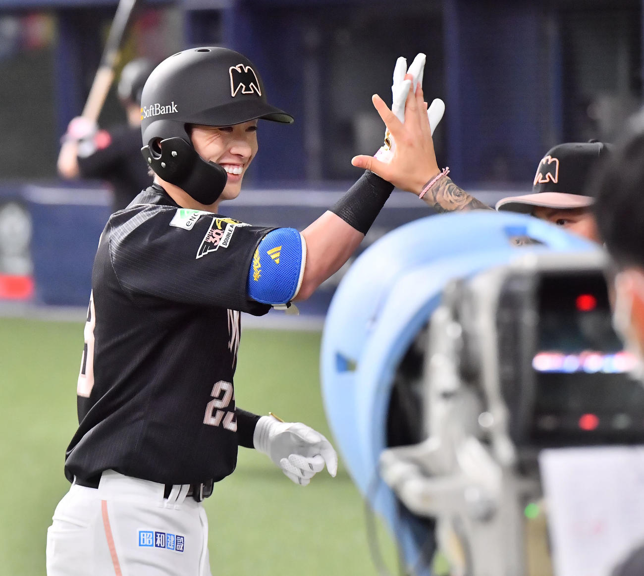 オリックス対ソフトバンク　5回表ソフトバンク1死、右越え本塁打を放った周東はベンチ前でナインの祝福を受ける（撮影・和賀正仁）