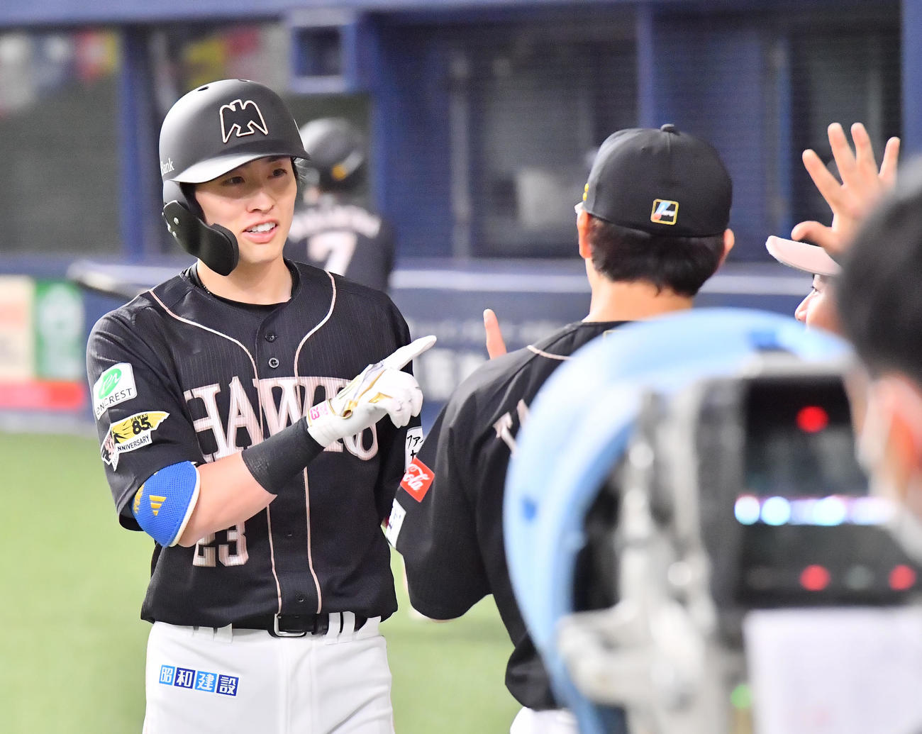 オリックス対ソフトバンク　5回表ソフトバンク1死、右越え本塁打を放った周東はベンチ前でナインの祝福を受ける（撮影・和賀正仁）