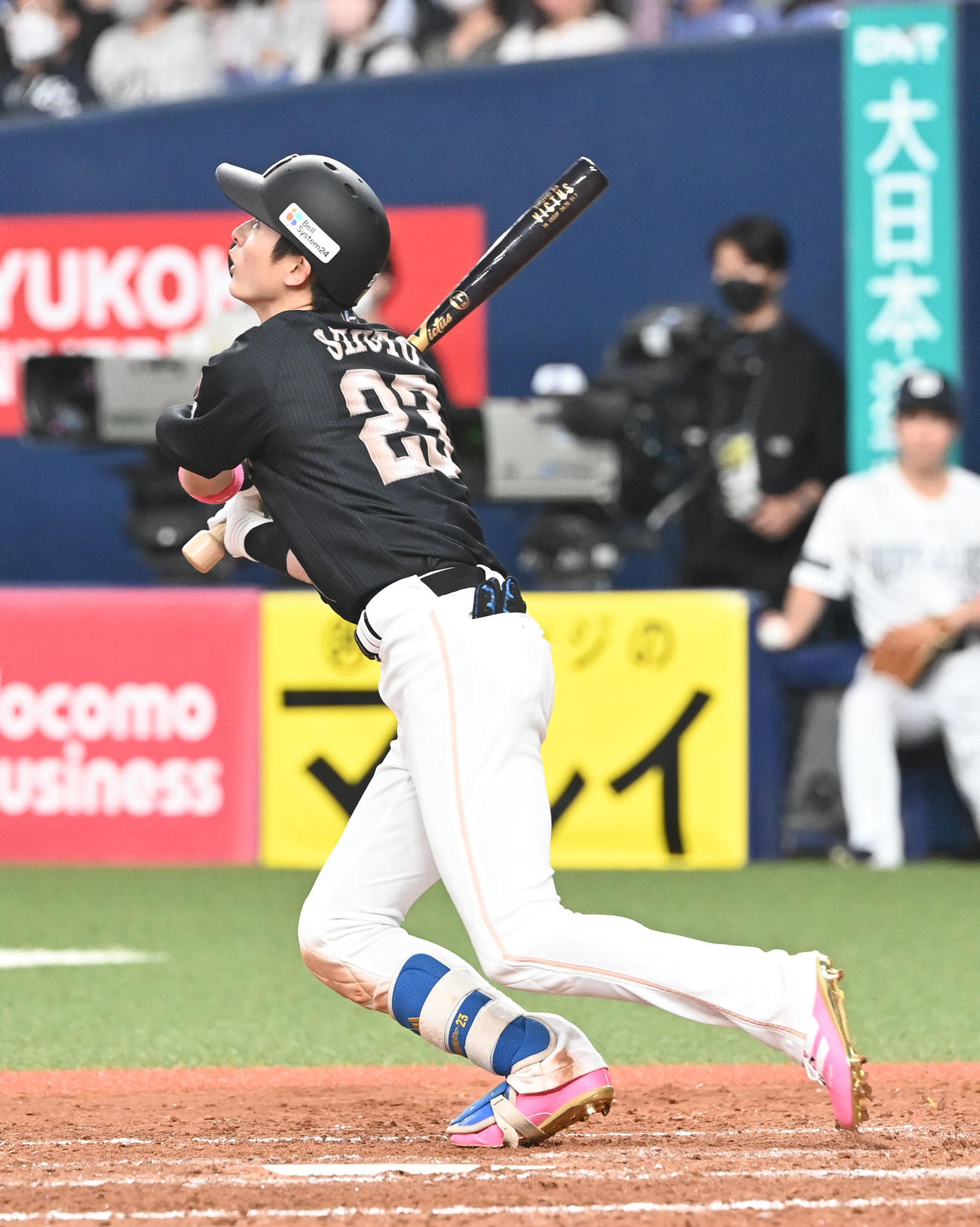 オリックス対ソフトバンク　5回表ソフトバンク1死、右越え本塁打を放つ周東（撮影・和賀正仁）