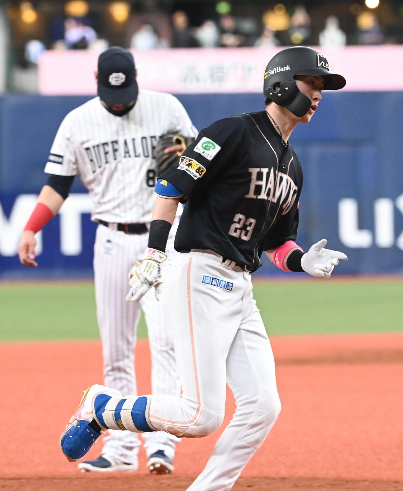 オリックス対ソフトバンク　5回表ソフトバンク1死、右越え本塁打を放った周東は三塁を回る（撮影・和賀正仁）