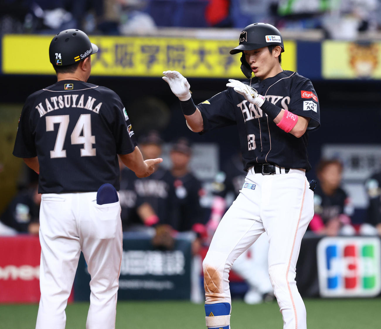 オリックス対ソフトバンク　5回表ソフトバンク1死、右越えに本塁打を放ち生還する周東（右）（撮影・藤尾明華）