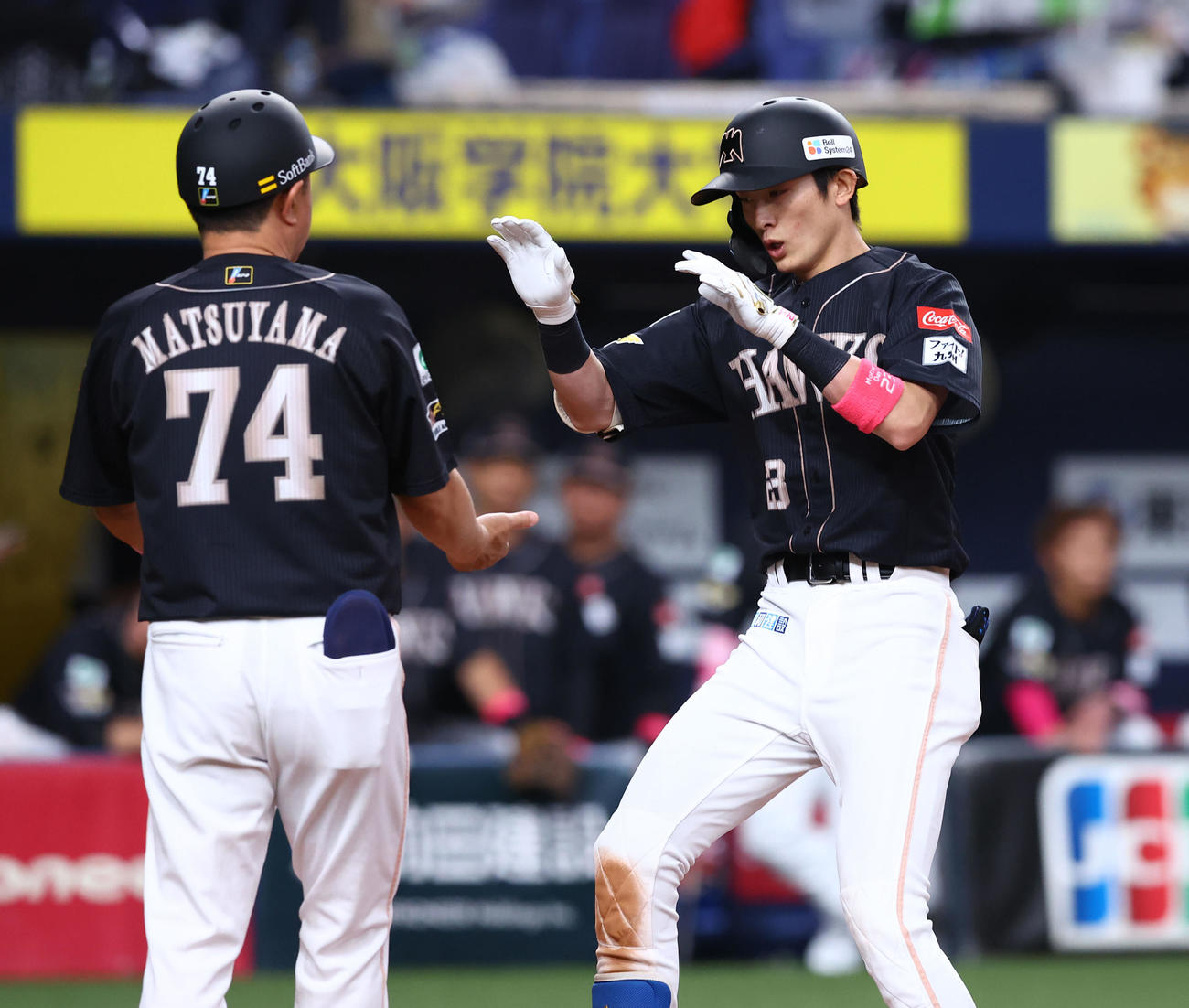 オリックス対ソフトバンク　5回表ソフトバンク1死、右越えに本塁打を放ち生還する周東（右）（撮影・藤尾明華）