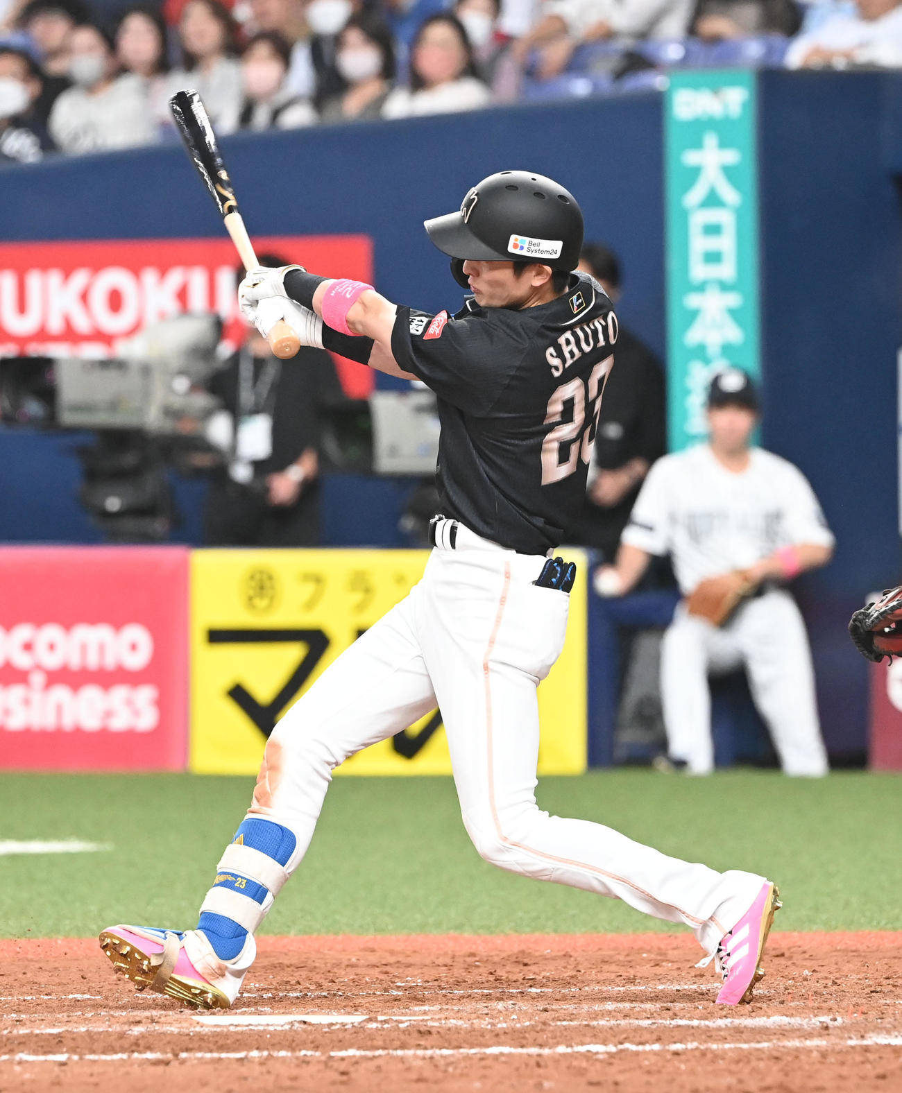 オリックス対ソフトバンク　5回表ソフトバンク1死、右越え本塁打を放つ周東（撮影・和賀正仁）