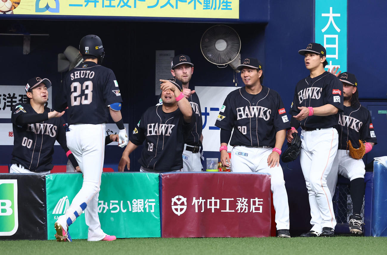 オリックス対ソフトバンク　5回表ソフトバンク1死、本塁打を放った周東（23）を出迎えるガンケル（中央）らナイン（撮影・藤尾明華）