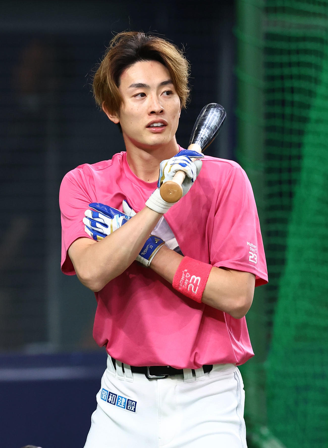 オリックス対ソフトバンク　ピンクのバットとTシャツで打撃練習するソフトバンク周東（撮影・藤尾明華）