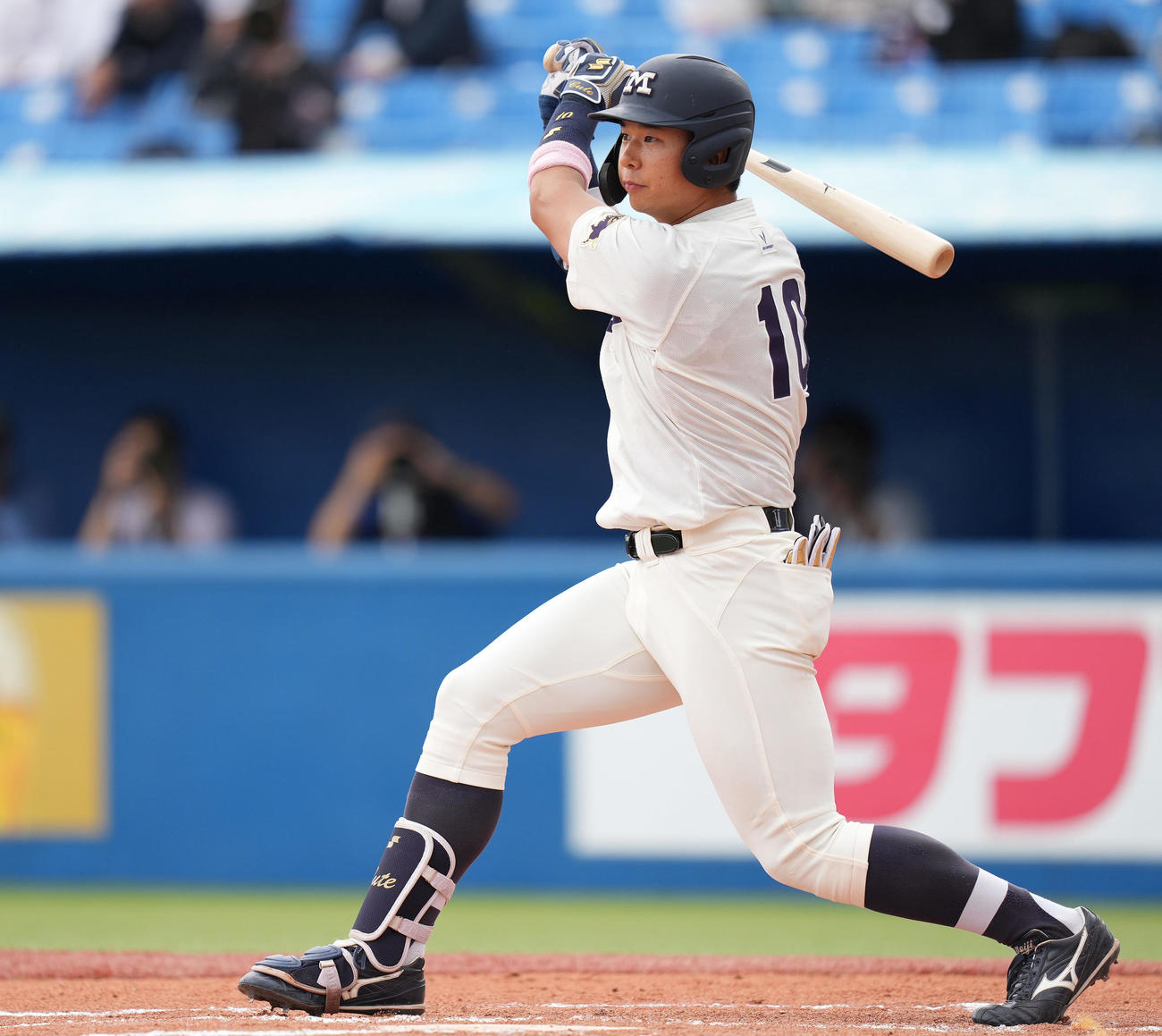 早大対明大　1回裏明大1死一、三塁、先制の左適時二塁打を放つ上田希（撮影・鈴木みどり）