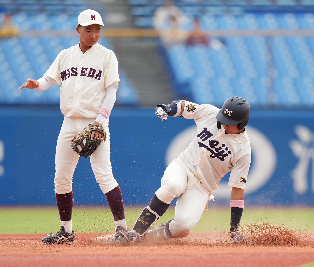 早大対明大　1回裏明大1死一、三塁、先制の左適時二塁打を放ち二塁へ滑りこむ上田希（撮影・鈴木みどり）